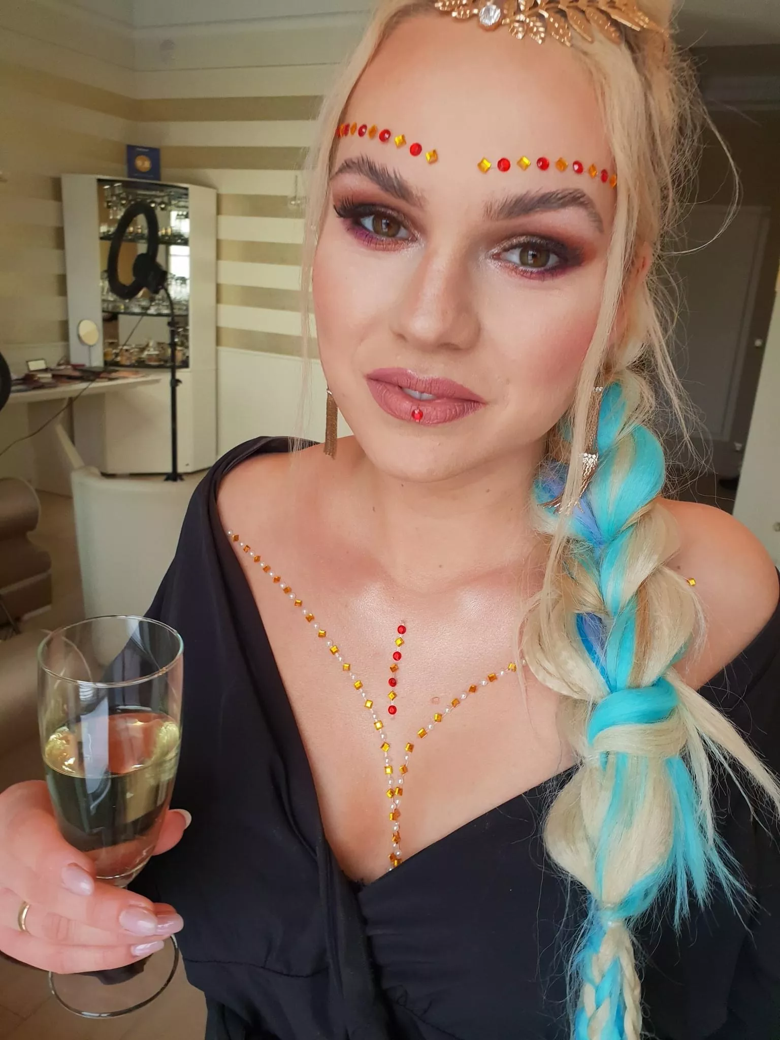 Zdjęcie gwiazdy disco polo przed i po metamorfozie podbija sieć! Szokująca przemiana!
